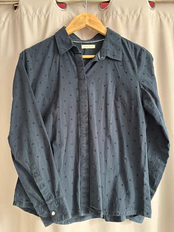 Chemise bleue marine à pois, cache-cache