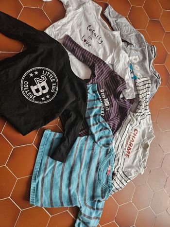 Lot de petit pull