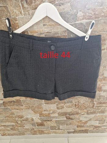 1 short gris avec legeres rayures fils gros clair hivers mi saison taille 44  marque Etam