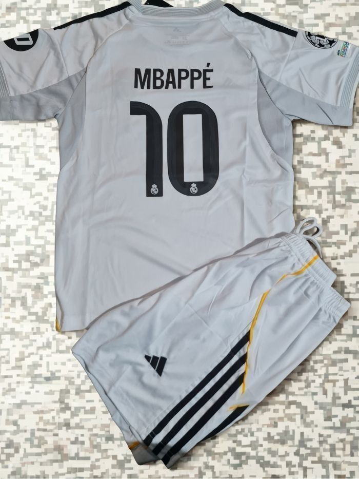 Maillot football Real madrid - mbappe - 8 ans - photo numéro 1