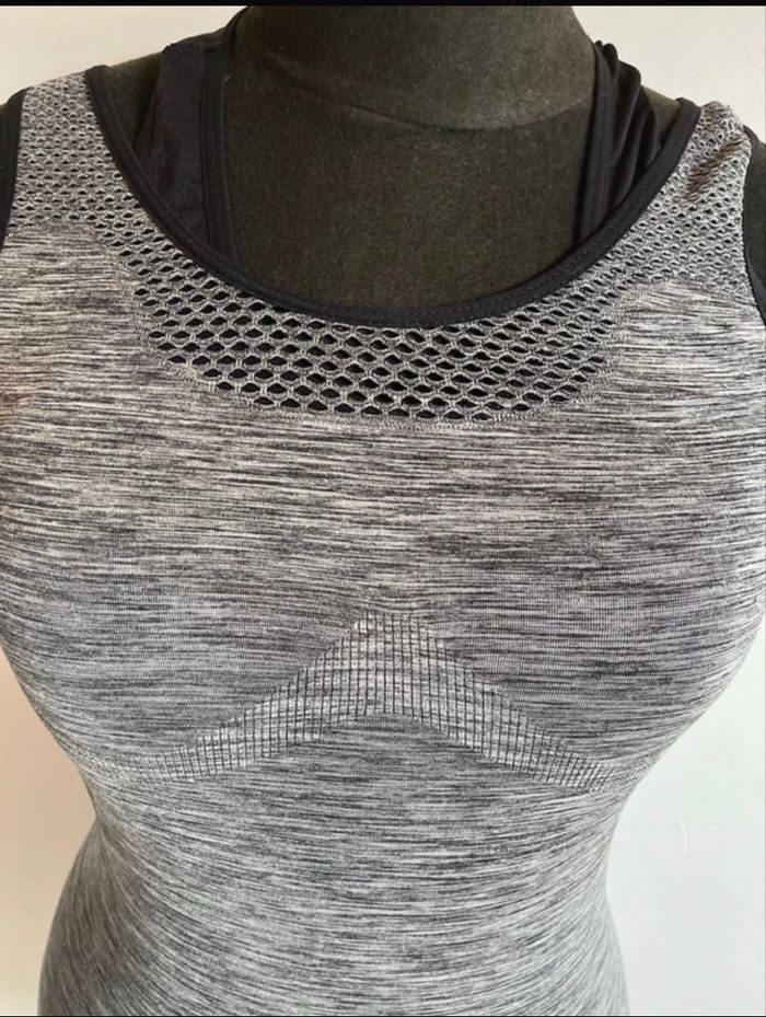 Haut de sport gris taille XS de chez Tissaia en très bon état - photo numéro 2