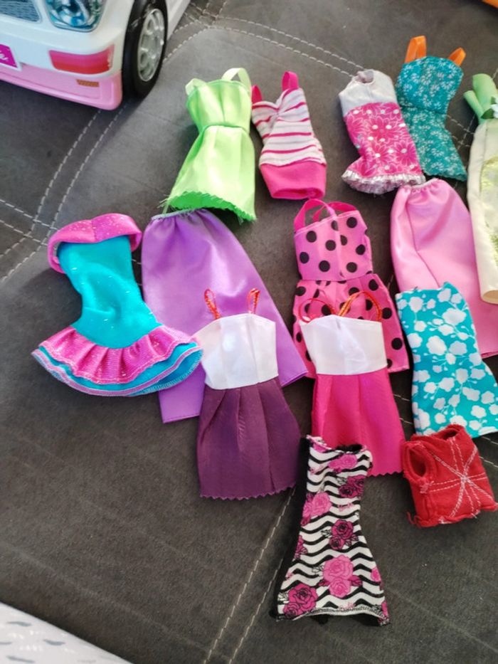 Lot de 6 Barbies et accessoires multiples - photo numéro 3
