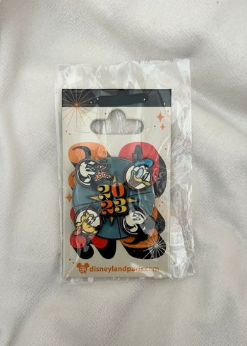 Pin’s Officiel Disneyland Paris 2023