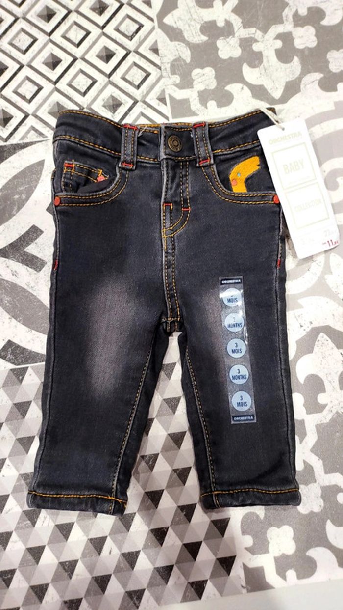 Un jean Vertbaudet taille 3 mois et un pyjama offert