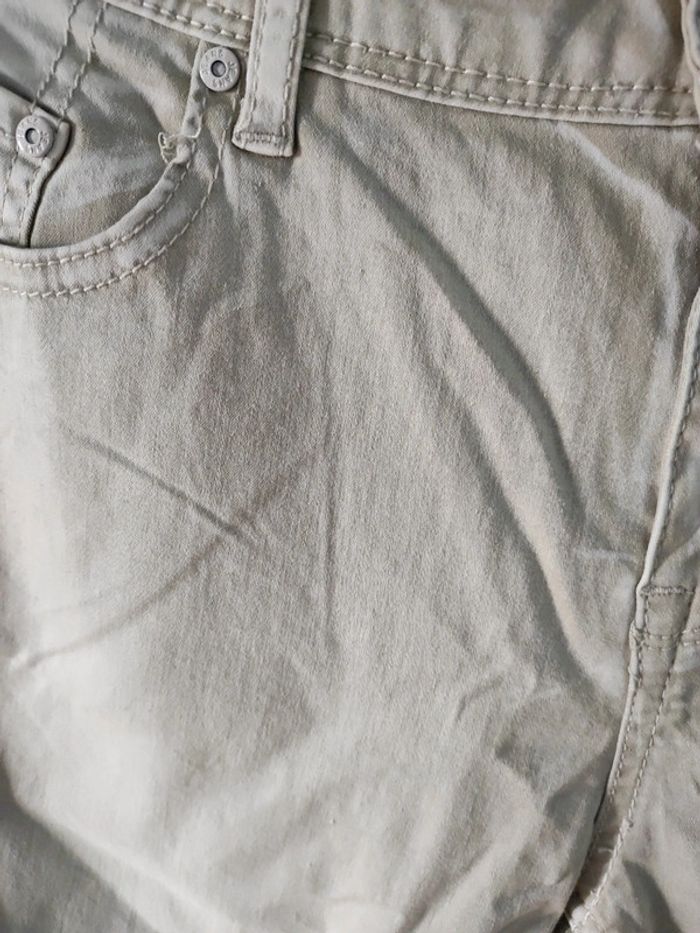 Jean beige effet un peu delaver - photo numéro 2