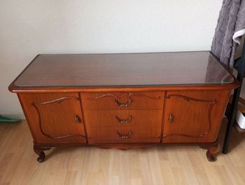 Buffet vintage bois avec rangement et plateau verre
🤎