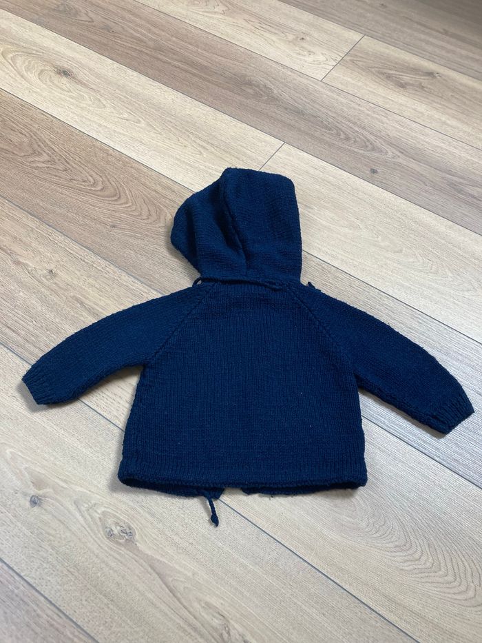 Gilet à capuche bleu marine tricoté - photo numéro 3