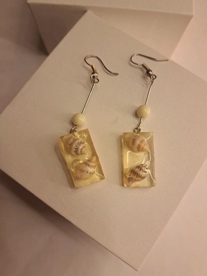 Boucles d'oreilles pendante en résine avec coquillages - photo numéro 3
