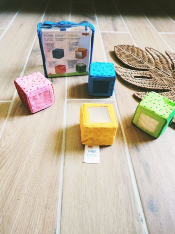 👶 Cubes d'éveil multi activités sensorielles en tissu marque Haba