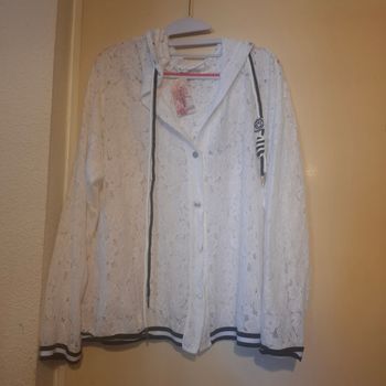 Veste dentelle blanche à capuche – chic & originale