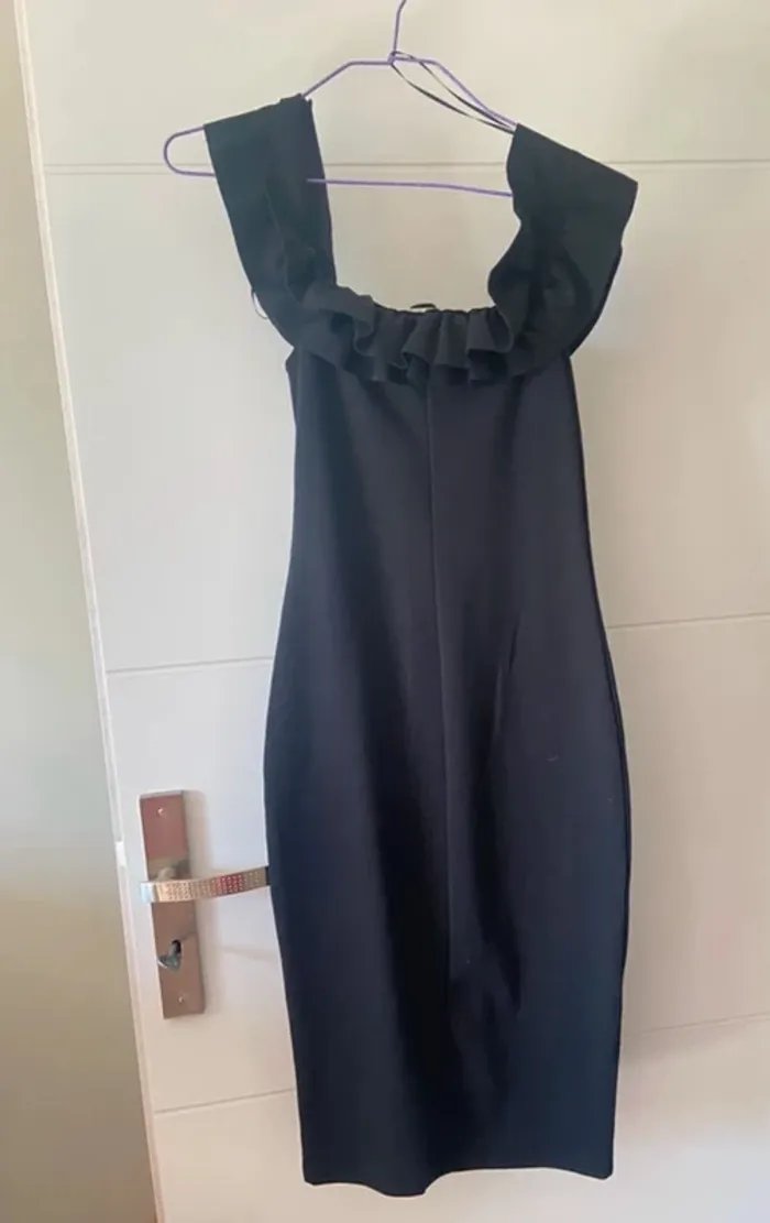 Petite robe noire moulante ZARA - photo numéro 2