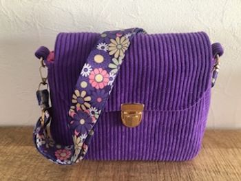 Sac à main velours côtelé violet vif anse réglable fleurie 