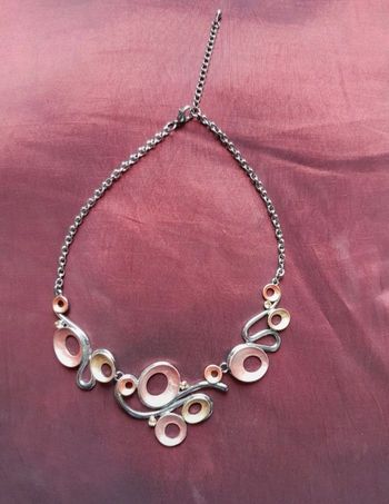 Collier rose jamais porter