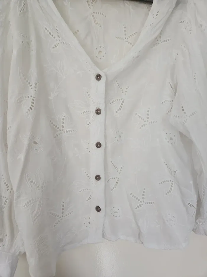 Jolie chemise blanche ajourée Camaieu taille 38 - photo numéro 2
