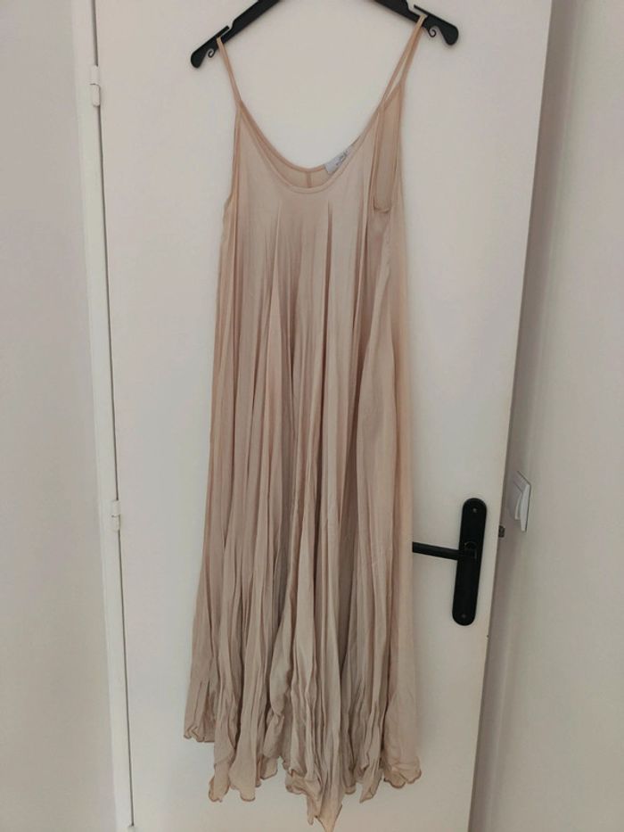 Robe satinée longue d'été à fines bretelles couleur champagne Très joli drapée - photo numéro 2