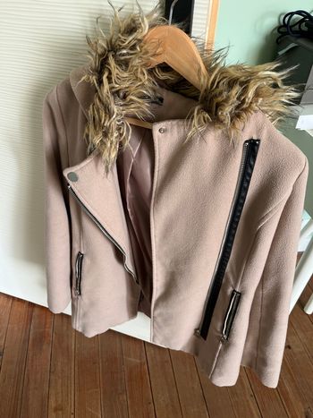 Manteau beige et noir