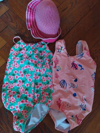 Ensemble maillots 5 ans + chapeau