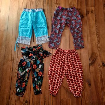 Lot de 4 pantalons d ete pour bebe fille.