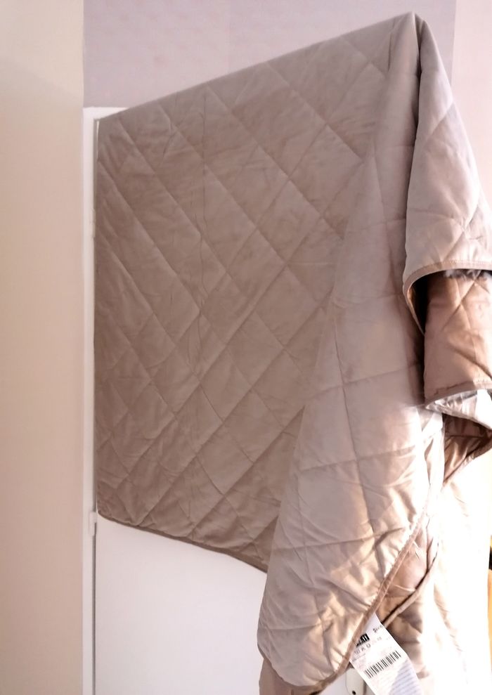 Grand couvre lit 2.60 x 2.50 velours beige doublé avec passepoil. Ikea. - photo numéro 5