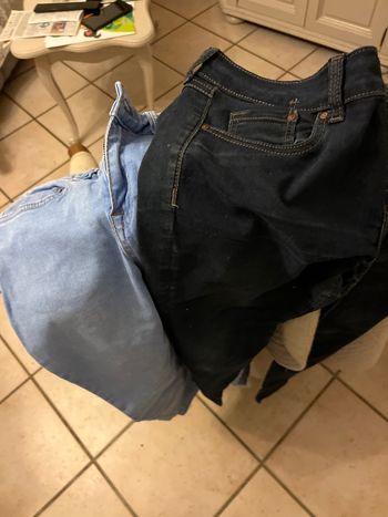 Vend 2 jean bleu foncé  et clair