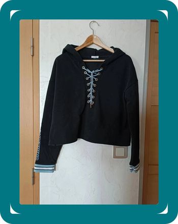 sweat à capuche noir et bleu avec lacet