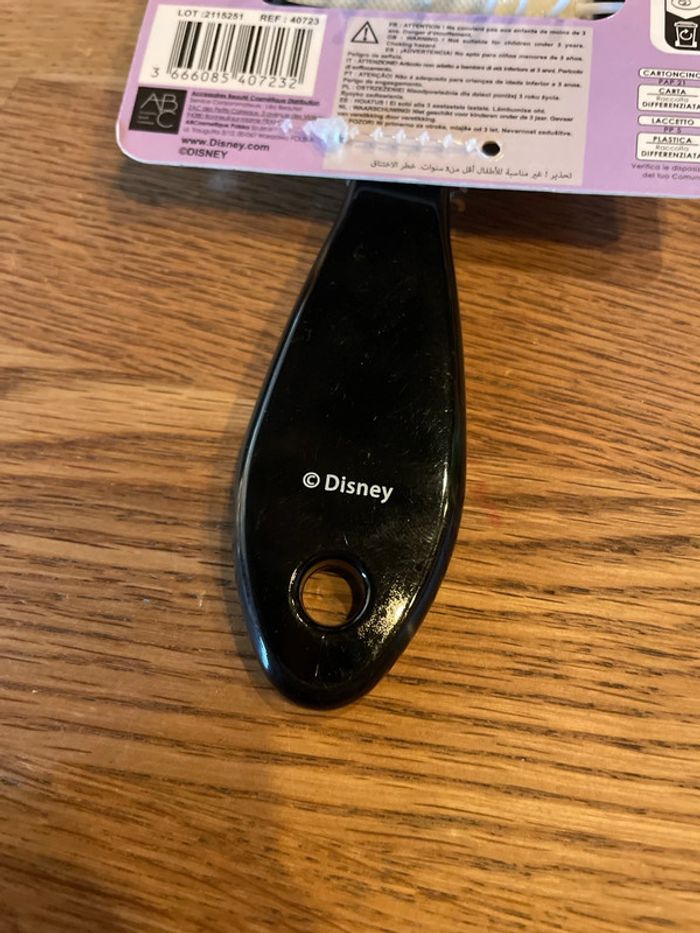 Idée cadeau 🎁 Brosse à cheveux Neuve Disney Villains Cruella d’enfer dans les 101 Dalmatiens - photo numéro 3