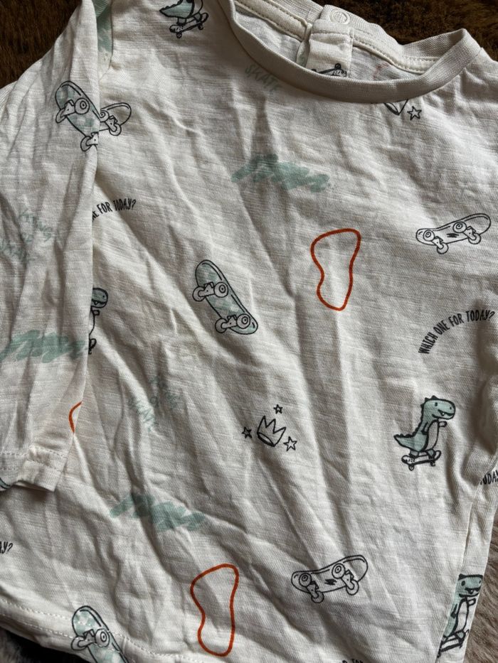 Tee shirt beige dinosaure/skate GÉMO t.12m - photo numéro 2