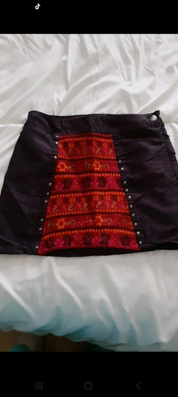 Jupe  violette et rouge