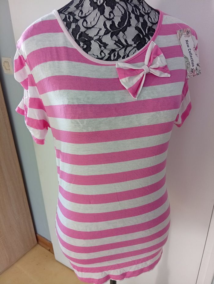 Joli tee-shirt avec p'tite dentelle à l' arrière