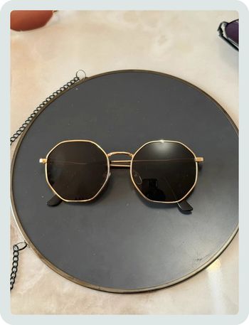Lunette de soleil octogonale noire dorée