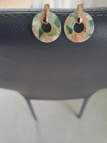 Boucles d oreilles en resine kaki et rose - TBE