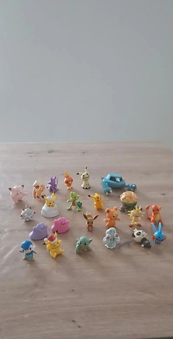 Lot de 23 figurines pokemon