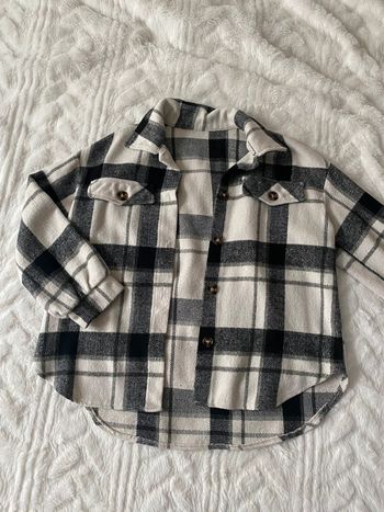 Sur chemise noir et blanche