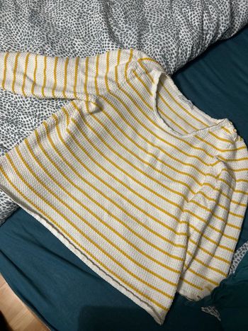 Pull jaune et blanc