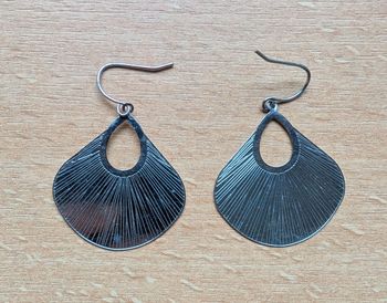 Boucles d'oreilles pendantes argentées gravées
