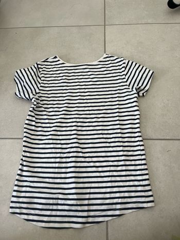 t-shirt à rayures blanc et noir .