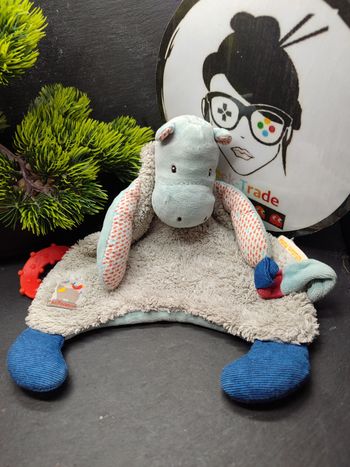Doudou attache sucette hippopotame Les Papoum moulin roty beige bleu rouge 3844
