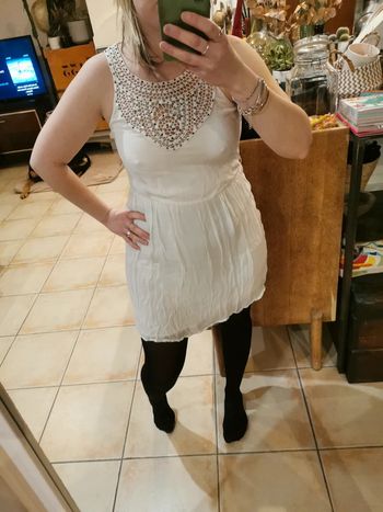 Robe blanche col dentelle perles