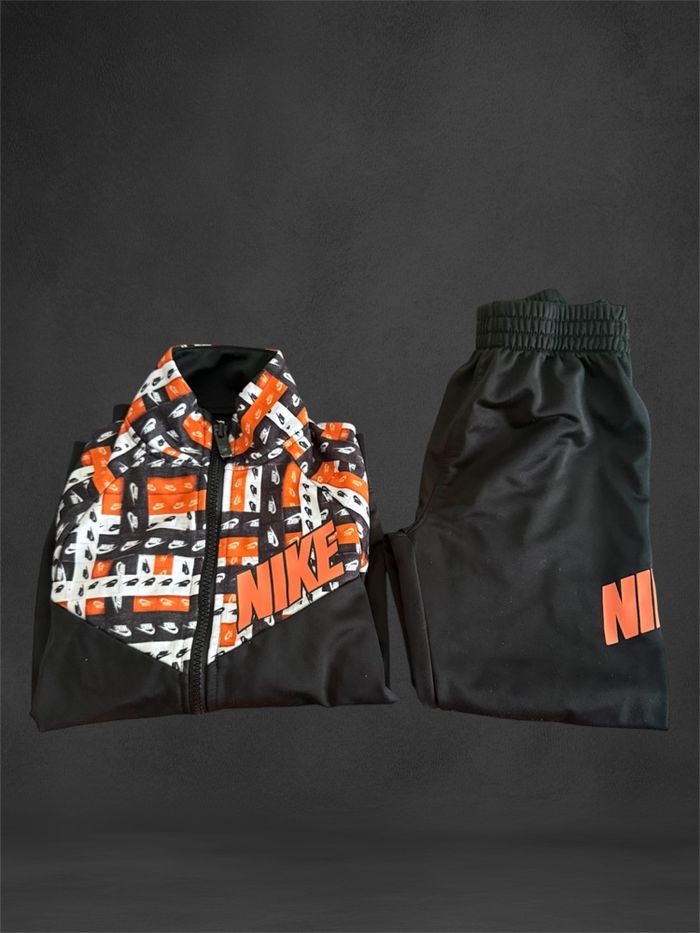 Sûrvetement Nike Noir et Orange