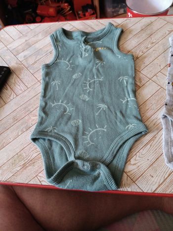 Bodi débardeur  kiabi attention  noté  12mois mais clairement égal à 6mois