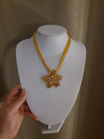 Collier fleur jaune