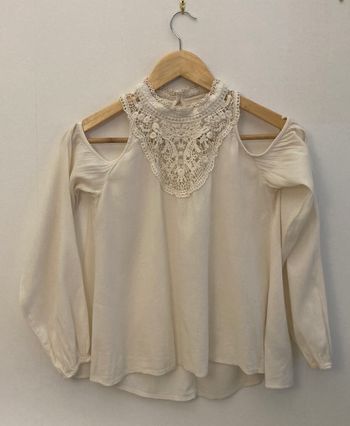 blouse plastron dentelle manches longues et épaules découvertes