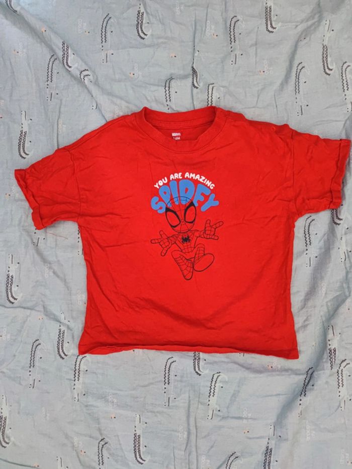 T-shirt rouge spiderman T.24 mois