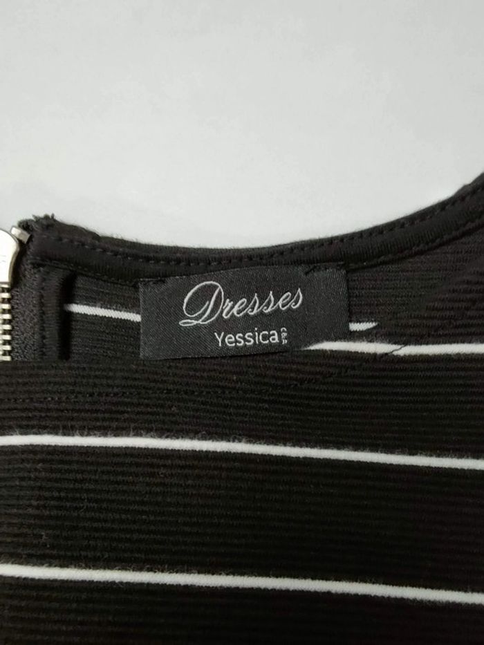 Robe Dresses Yessica (C&A) noire à rayures blanches, coupe droite, allure graphique et chic - photo numéro 4