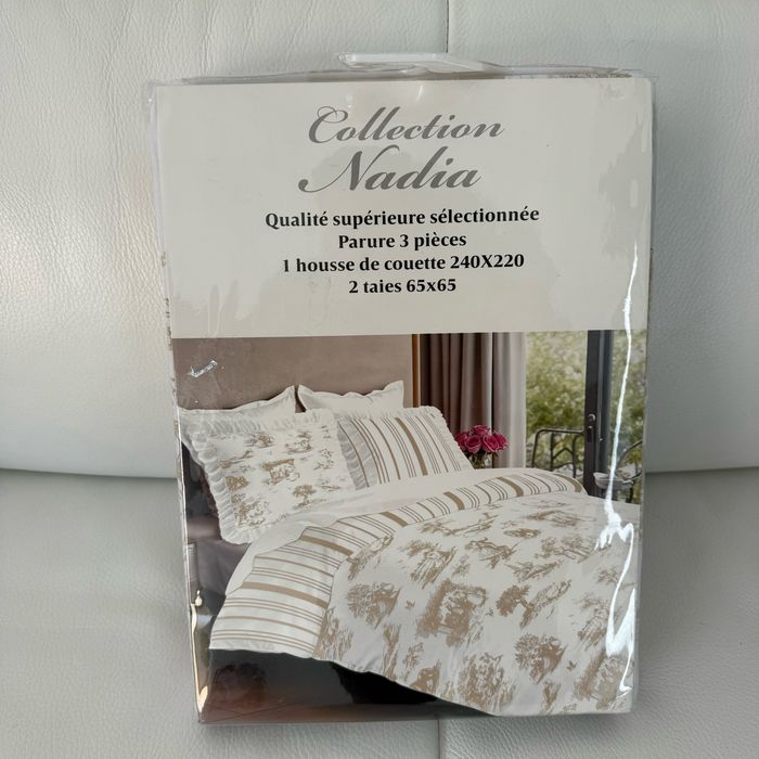 Parure de lit 3 pièces collection chez Nadia. Motif toile de jouy. 100% coton. 220 x 240 cm. Neuve jamais ouverte.