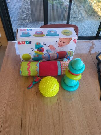 Tube sensoriel et pyramide d'anneaux Ludi