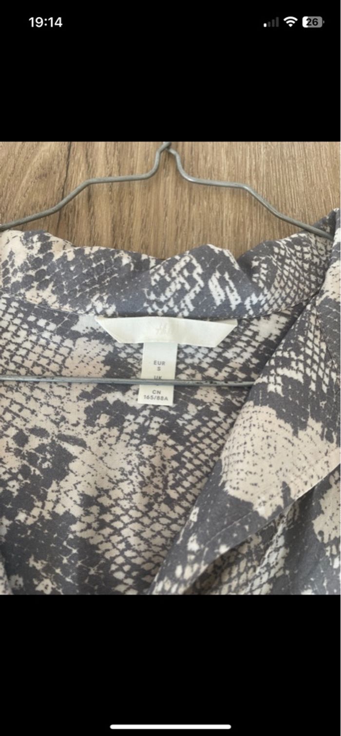 Blouse effet serpent grise et beige H&M taille S 🐍 - photo numéro 2