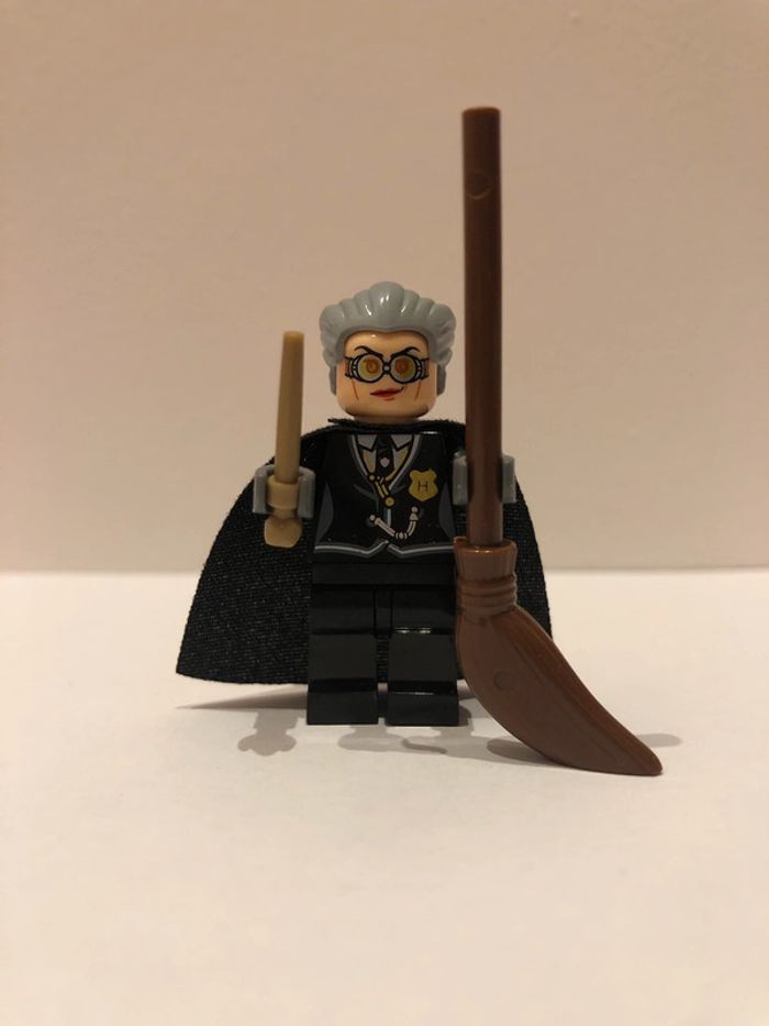 Figurine type lego professeur Bibine. Harry Potter