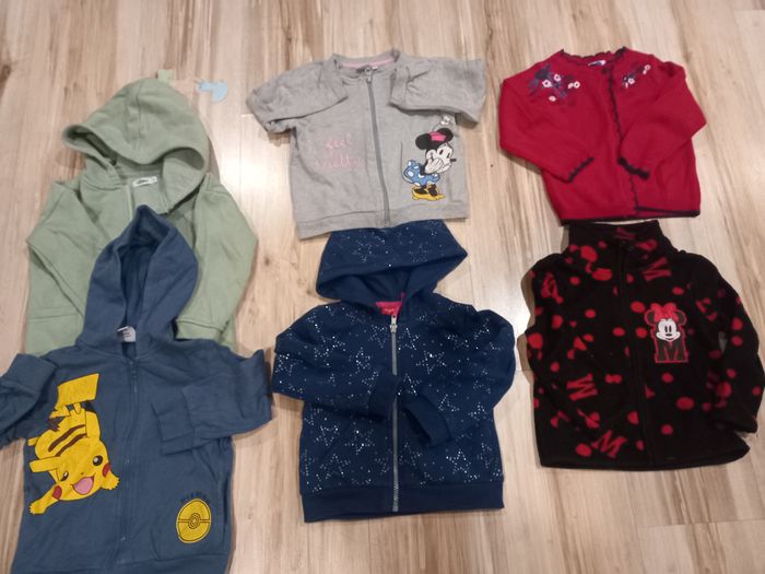 Lot 7 gilets 3 ans + 1 pantalon