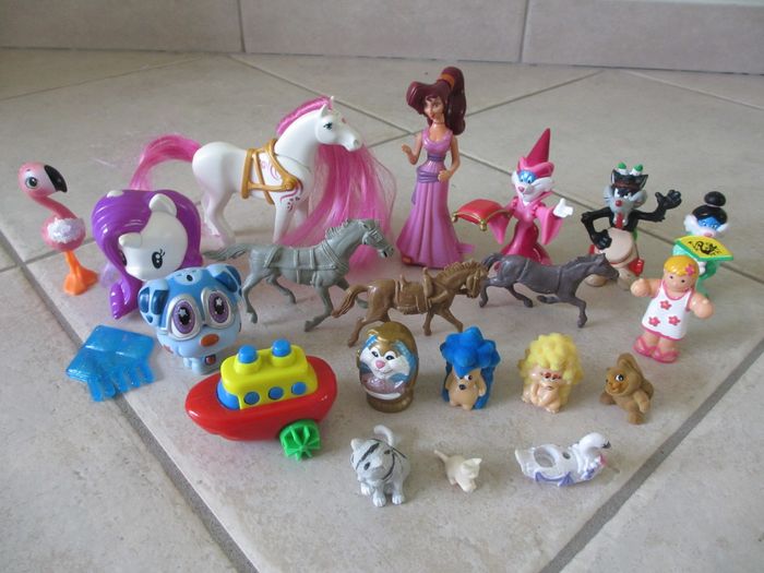 Lot de 20 figurines variées en plastique